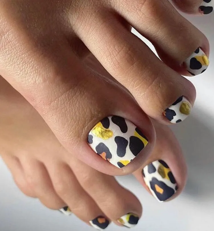 animal print toe nails autumn trends 2023 colors black white yellow