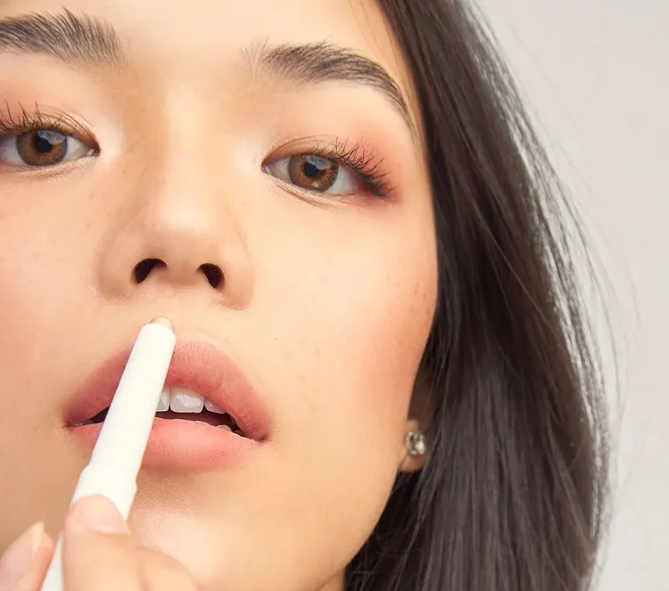 applying highlighter for fuller lip look makeup advice for thin lips