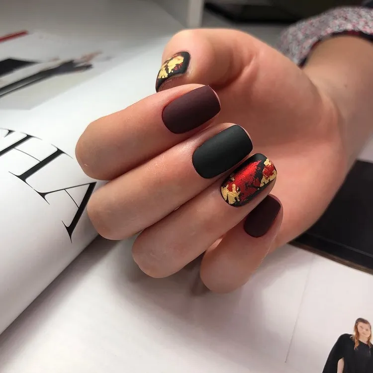 black burgundy matte short square nails gold red metallic leaf september manicure design idea 2023