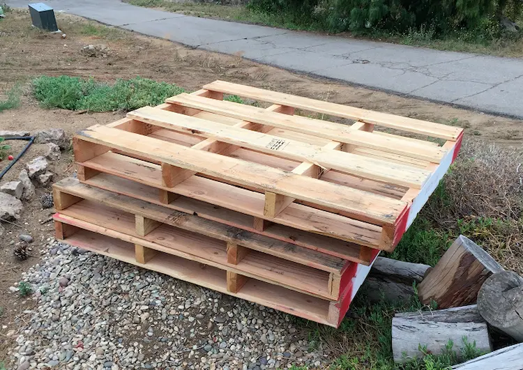 build a compost bin from wooden pallets to recycle and reuse biowaste