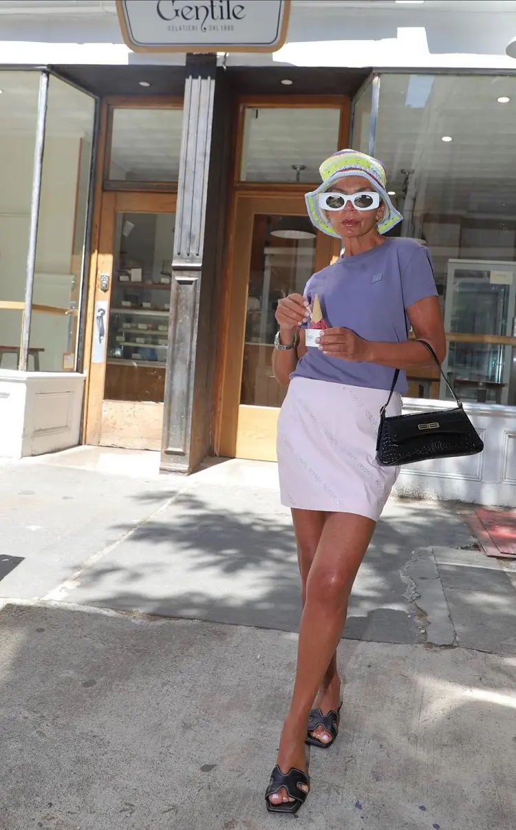 outfit casual de verano para mujeres mayores de 50 años con falda corta