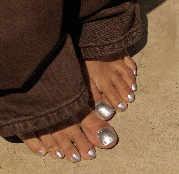 chrome pedicure 2023 fall trends colors toe nail designs