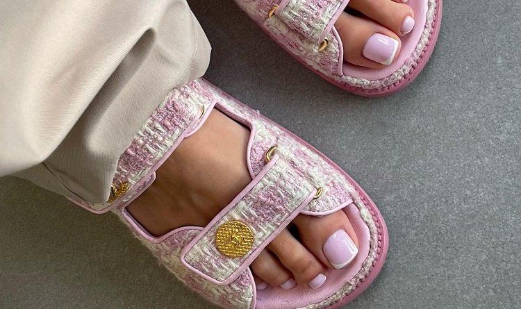 classic french pedicure summer 2023 design ideas