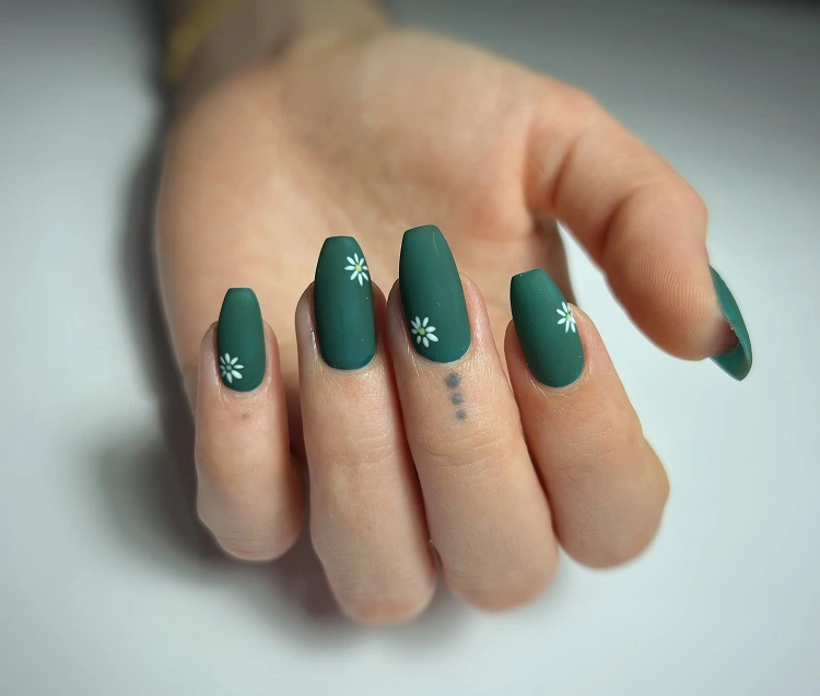 coffin shaped nails 2023 forest green fall trends