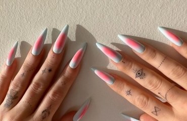 cotton candy aura nails 2023 pink and blue long stiletto shape