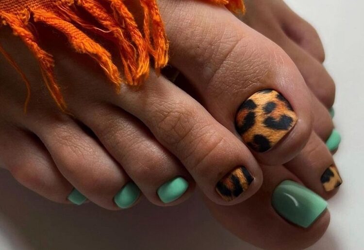 cute toe nail designs for autumn 2023 animal print pedicure