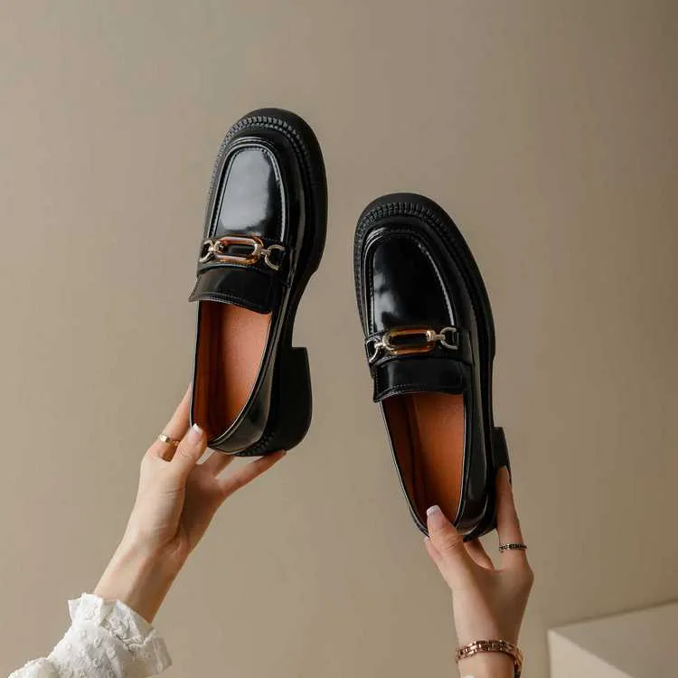 fall 2023 shoe trends loafers for women over 50