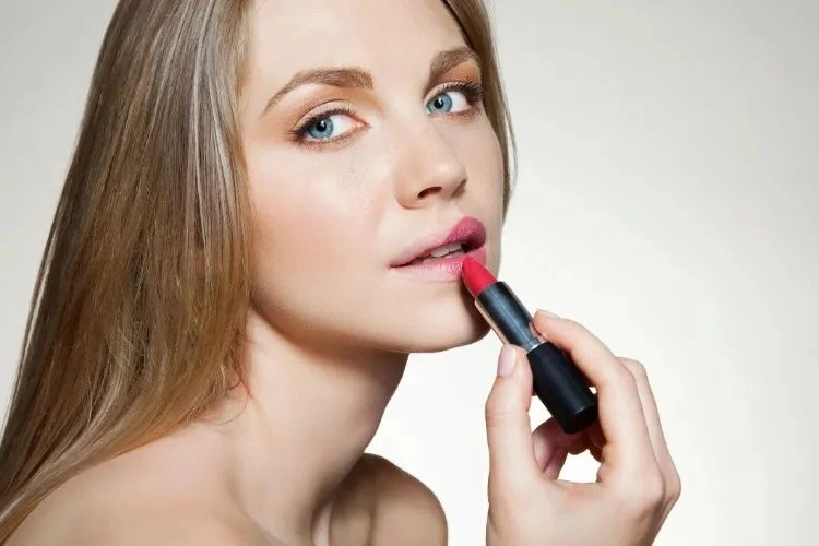 how to put lipstick on thin lips lipstick advice for thin lips