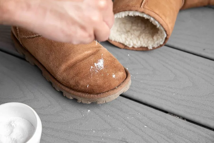 how to remove oil stains from suede shoes sprinkle with baking soda (1)