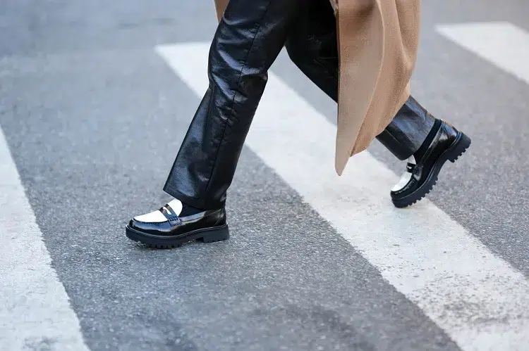 cómo usar mocasines a los 50 años o más zapatos de moda otoño invierno 2023