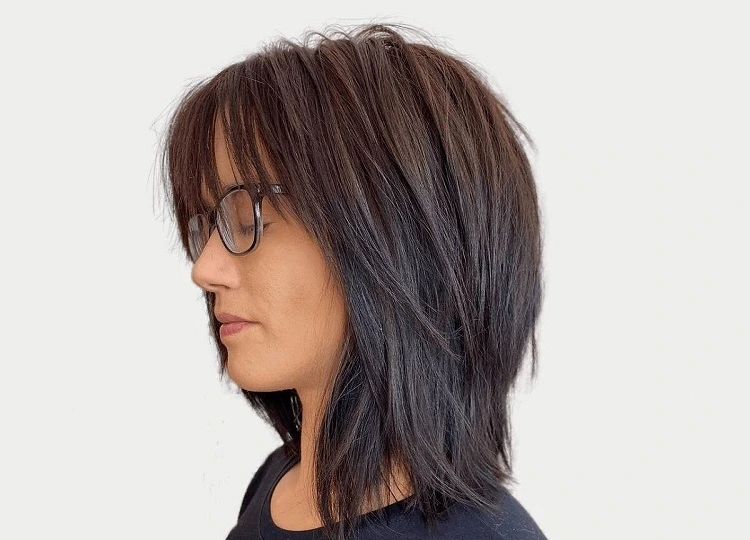 medium length choppy lob haircut for women with thin hair and glasses