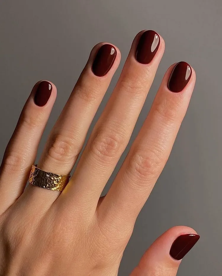 minimalist glossy burgundy nail polish short round september fall nails 2023