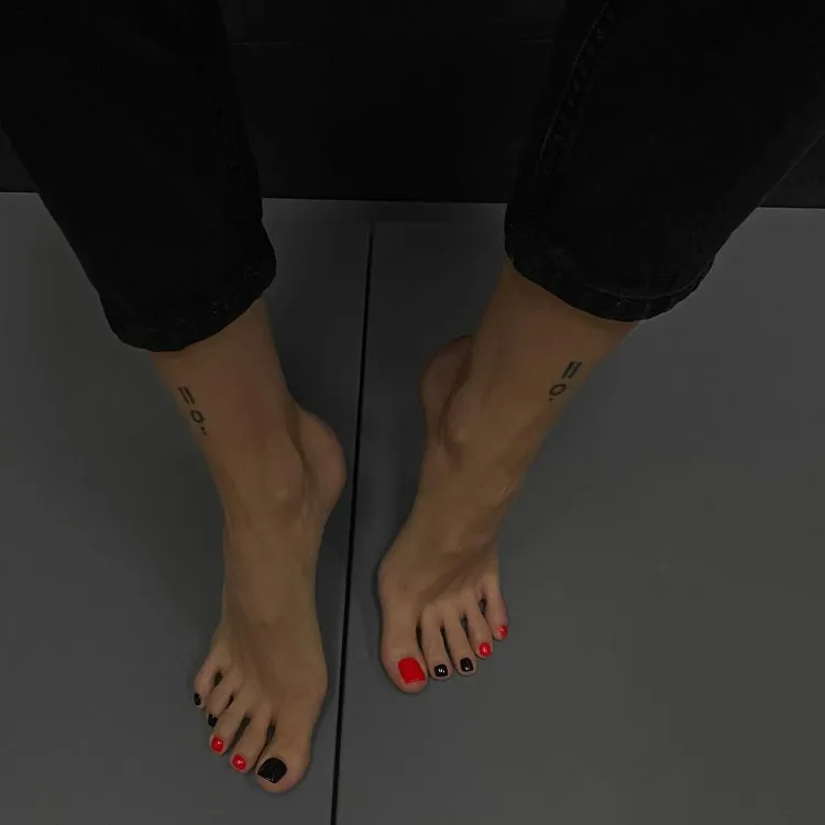 mismatched black red toe nail creative design idea