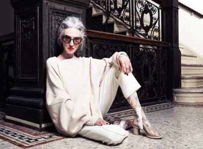 monochromatic outfit for mature women
