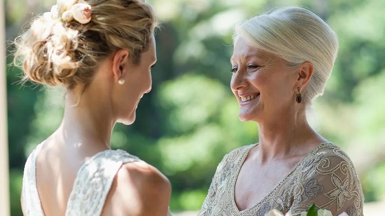 mother of the bride hairstyles for women over 60 ideas 2023