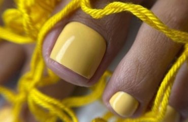 pastel yellow pedicure nail polish colors august trends 2023