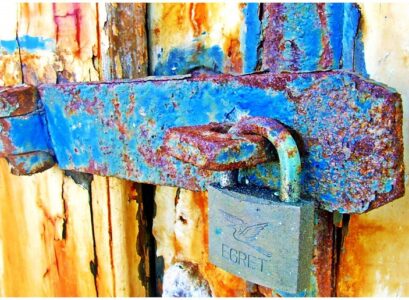 remove rust from metal outdoor furniture