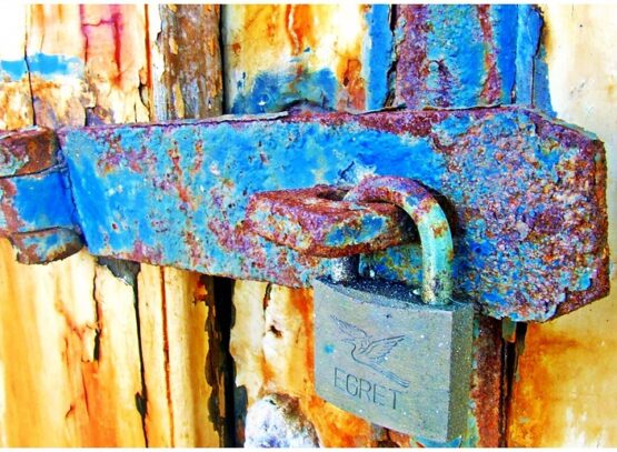 remove rust from metal outdoor furniture