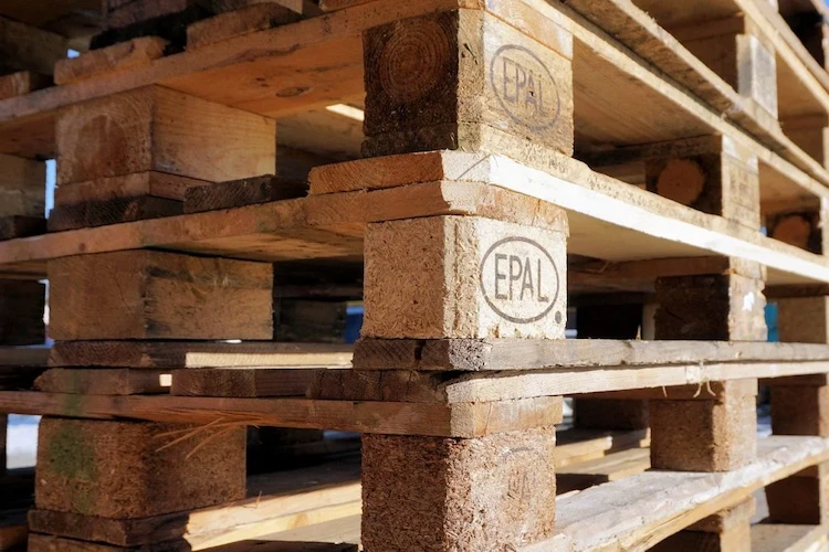 reuse wooden pallets as building material for various sustainable purposes