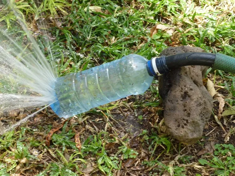 reusing plastic bottles in the garden create tools from bottles