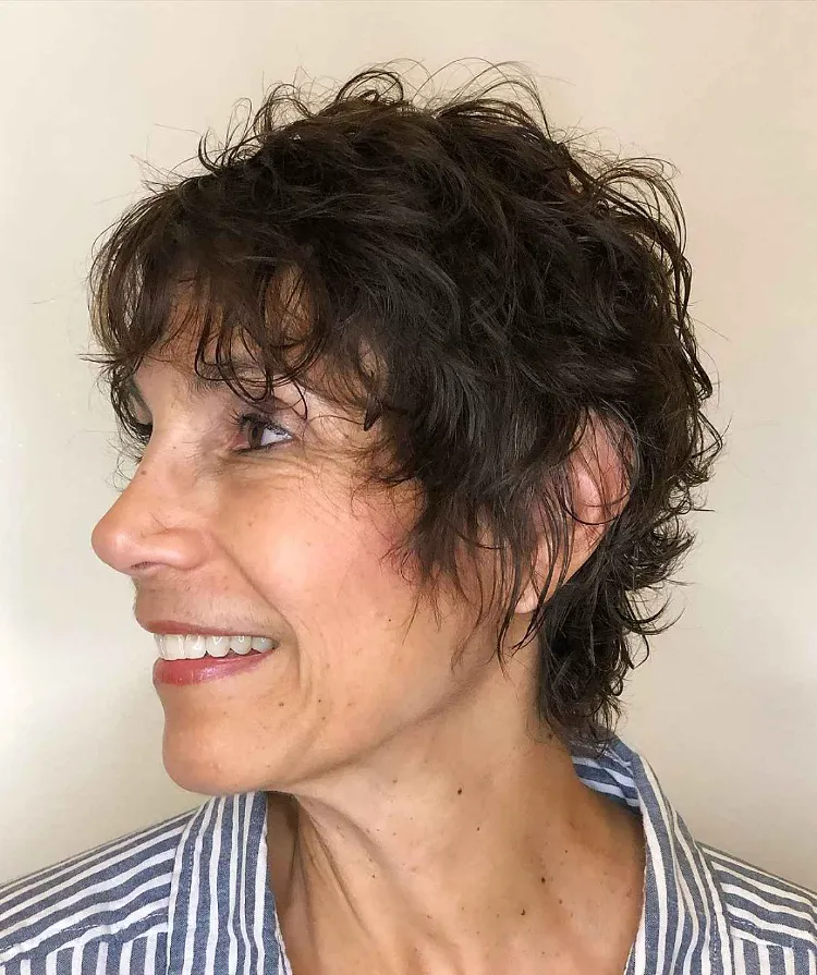 short haircut for women over 60 shaggy pixie cut trendy hairstyle fall 2023