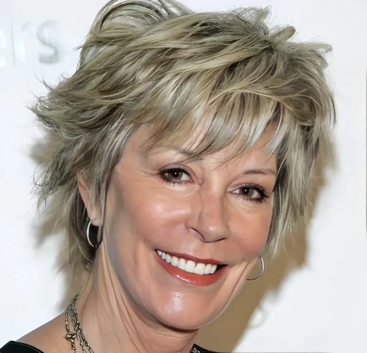 short haircuts for women over 50 shag bob with wispy layers (1)