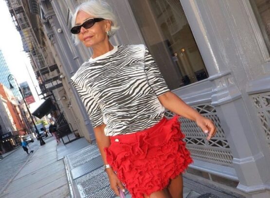 short skirt women over 50 summer outfit 2023