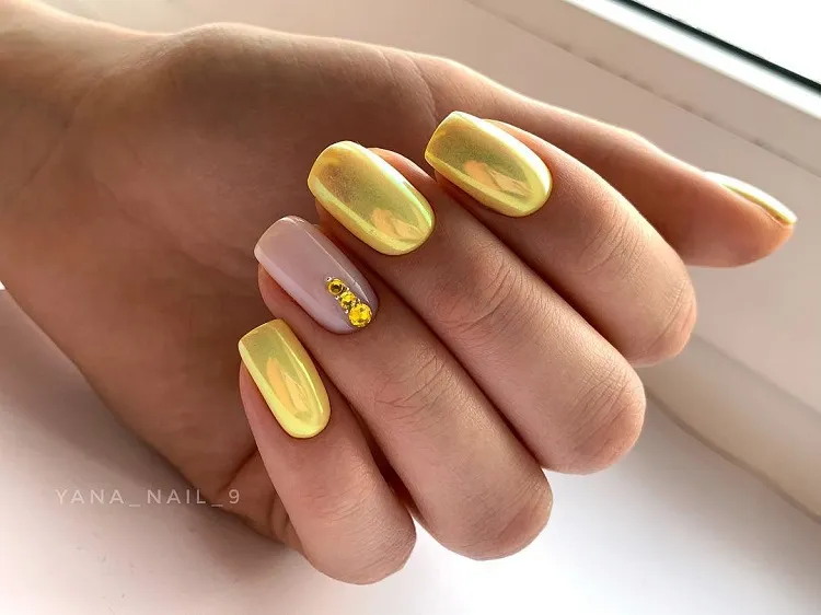 short square yellow chrome nails fall 2023 manicure ideas