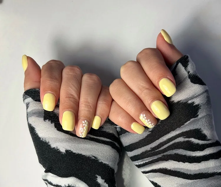 short square yellow nails pastel aesthetic manicure ideas 2023