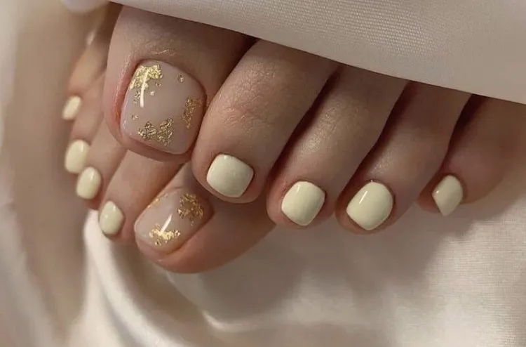 stunning diy toe nail design with gold
