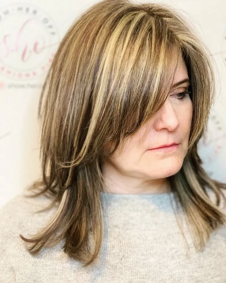 Los mejores cortes de pelo adelgazantes para mujeres mayores de 50 años. Corte de pelo en capas de longitud media.