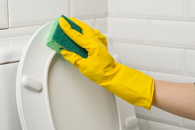remove yellowing on toilet seats with vinegar and baking soda