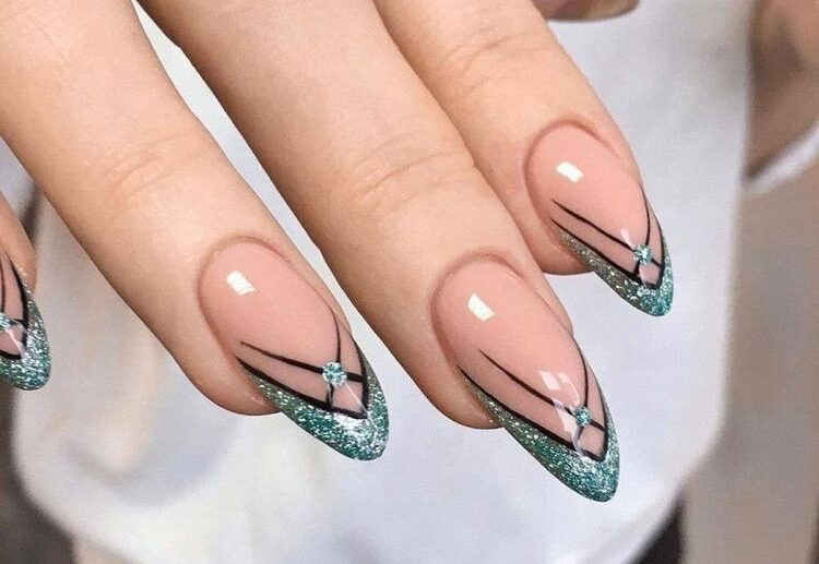 v french tip nails 2023