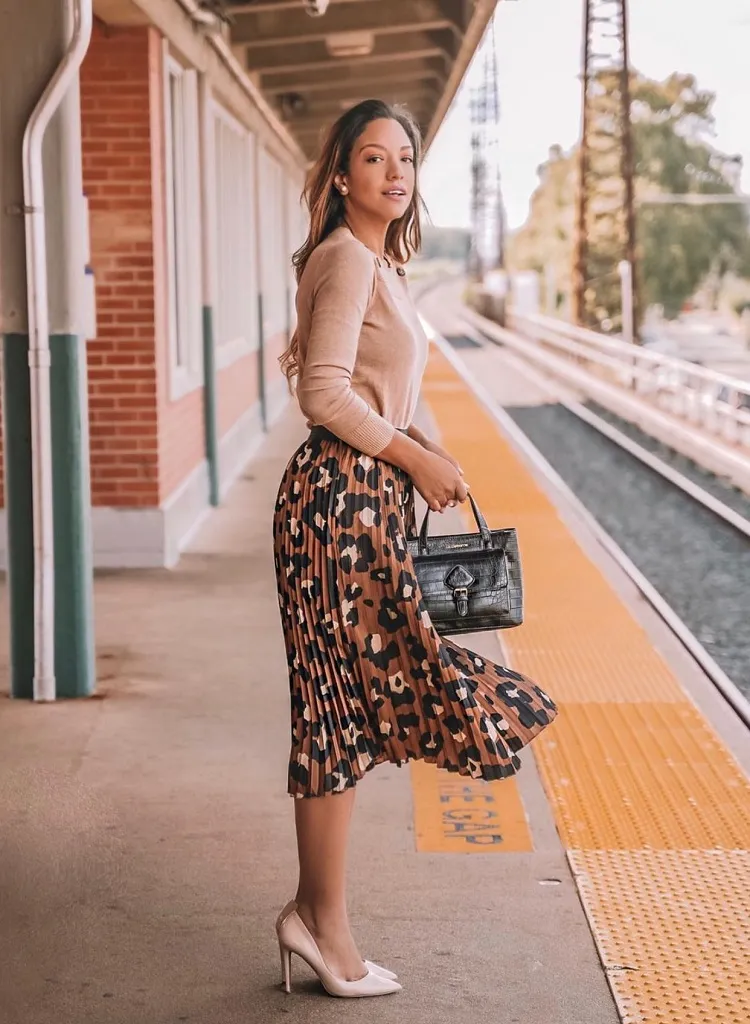 chic leopard print skirt for women autumn outfits 2023