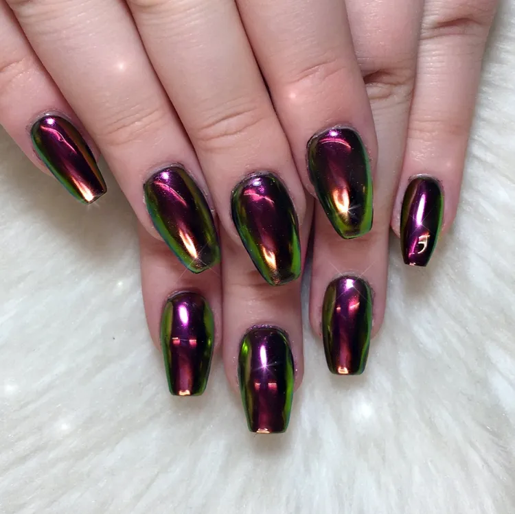 dark holographic chrome nails autumn manicure trends 2023.jpg