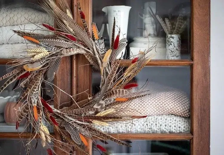 decoration with feathers autumn to make crown