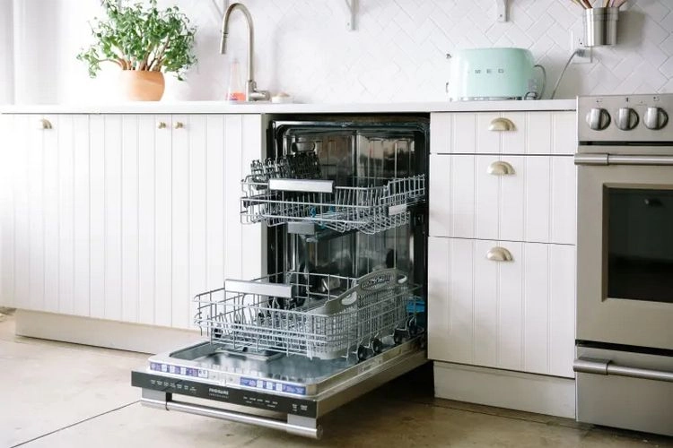 do not clean the dishwasher with window cleaner