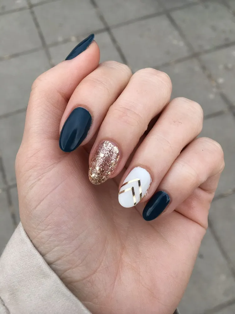 elegant navy blue short oval nails fall 2023 white gold glitter decoration