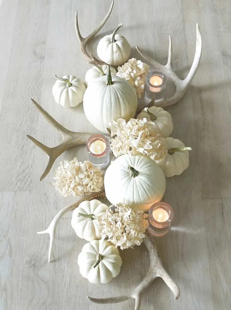 fall table centerpiece ideas white pumpkins hydrangea antlers