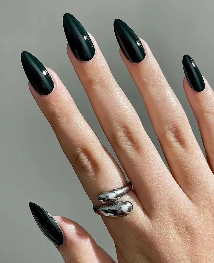 gothcore trend black gel nails wear in the fall