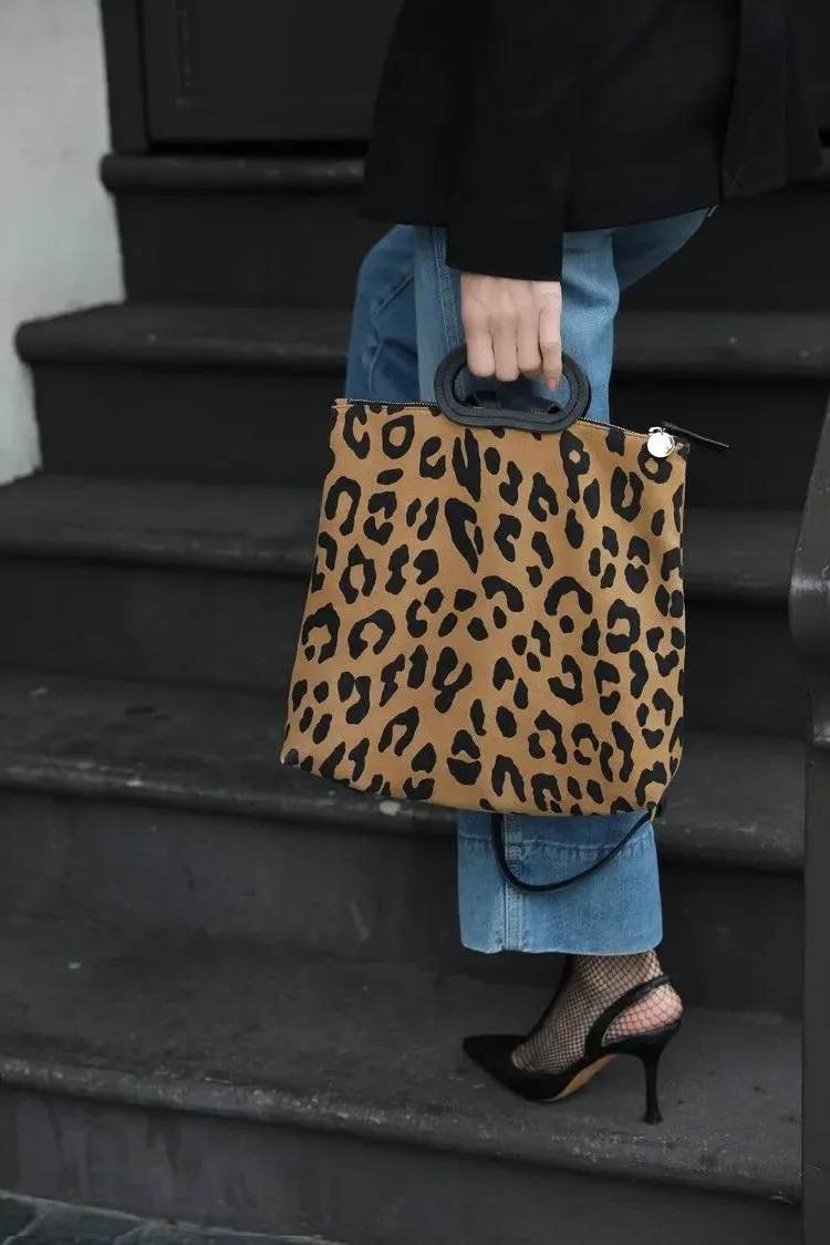 How to Choose a Trendy Handbag for 60 Year Old Woman?