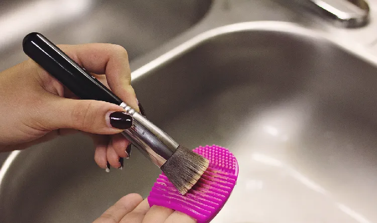 how to clean makeup brushes dap to remove excess water