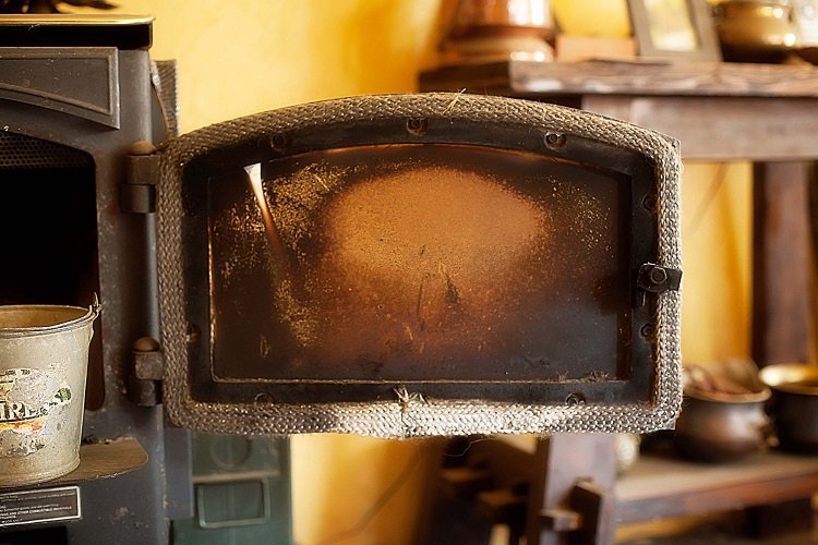 how to clean the glass of a fireplace remove the dirt naturally