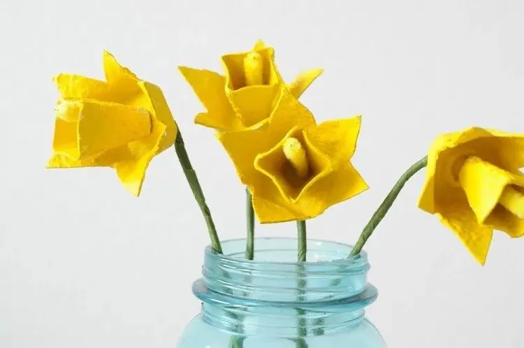 how to make flowers from an egg carton