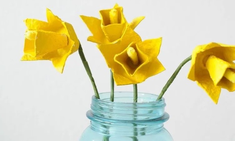 how to recycle egg cartons easy diy crafts for children adults seniors