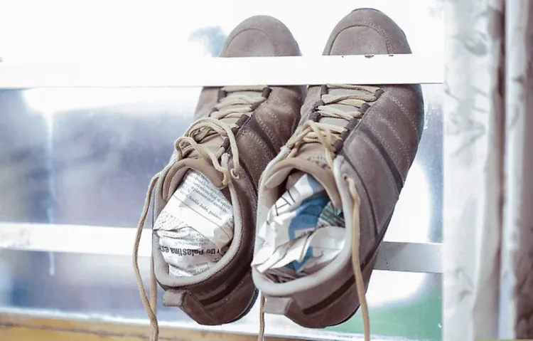 how to stretch a shoe longer place crumpled wet newspapers inside