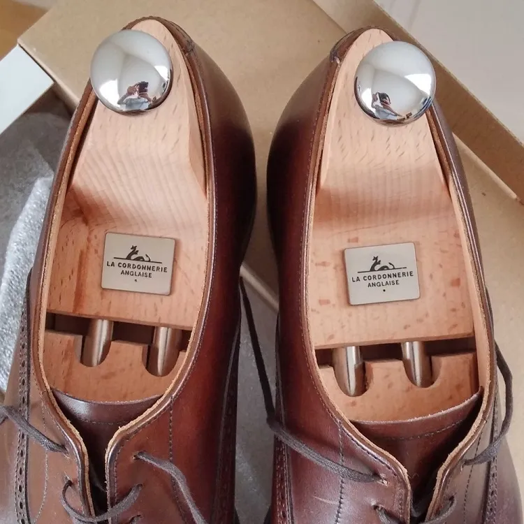 how to stretch leather shoes overnight