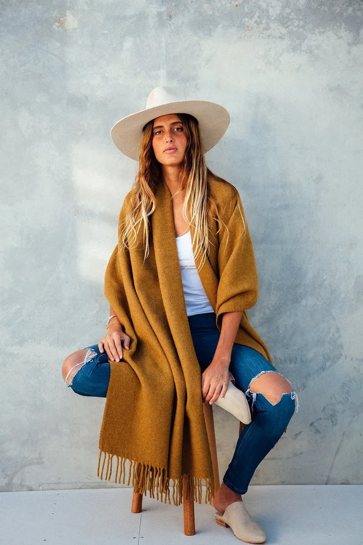 how to wear a poncho with a cowboy hat and jeans fall outfit ideas 2023
