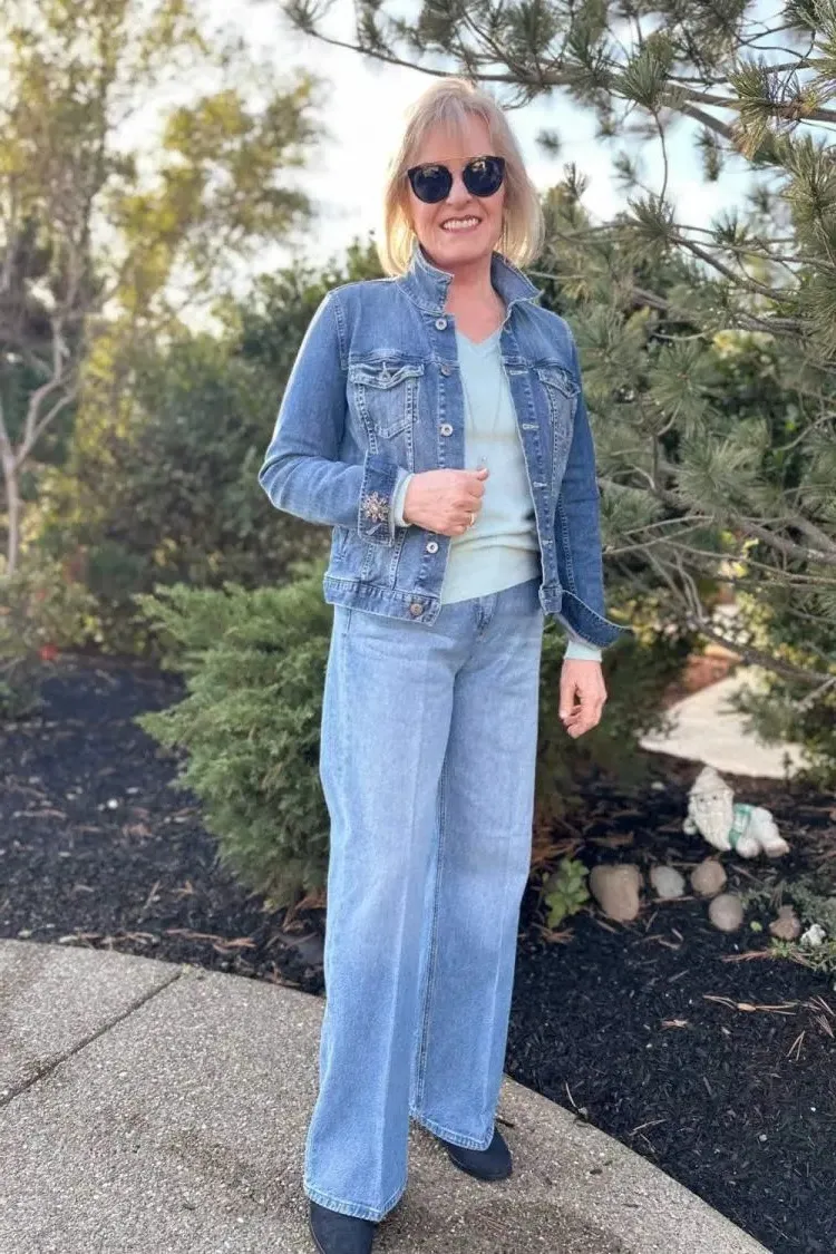 how to wear jeans at 60 year old woman chic look fall winter 2023 2024