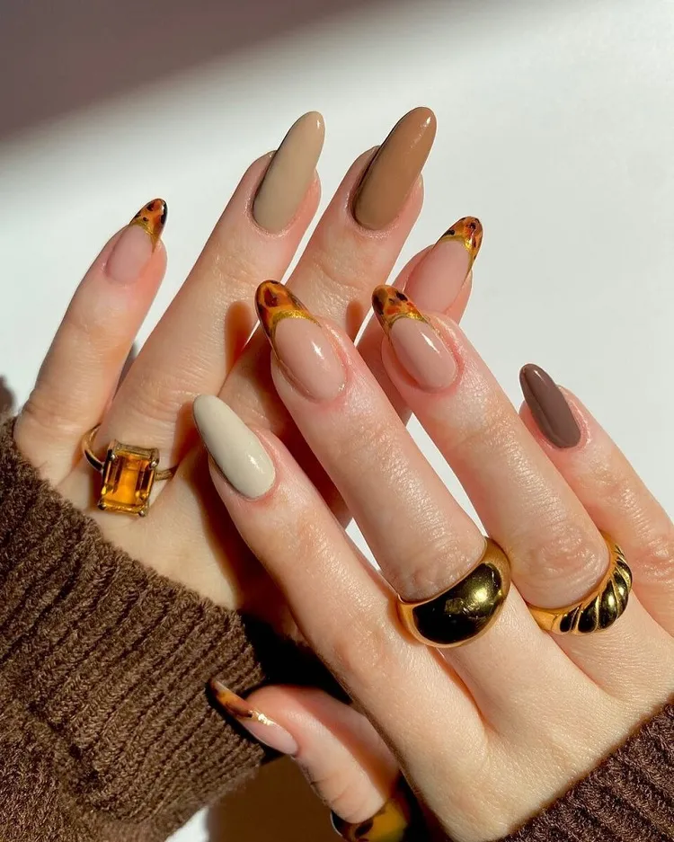 minimalist elegant fall nails design tortoise shell french tips gold accents nude gradient manicure